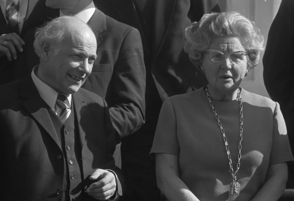 Premier Den Uyl en koningin Juliana in 1973 tijdens de bordesscene op Huis ten Bosch.