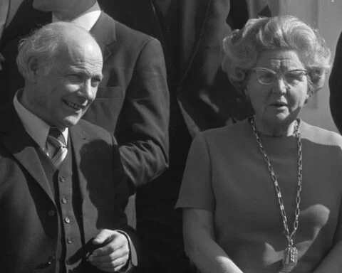 Premier Den Uyl en koningin Juliana in 1973 tijdens de bordesscene op Huis ten Bosch.