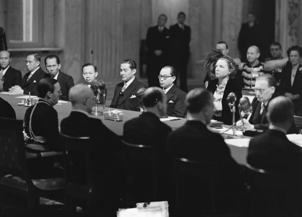 Juliana was in 1948 koningin geworden, Drees (rechts) minister-president. Eind december 1949 droegen ze in het Paleis op de Dam de soevereiniteit in de Oost over aan Indonesië. 