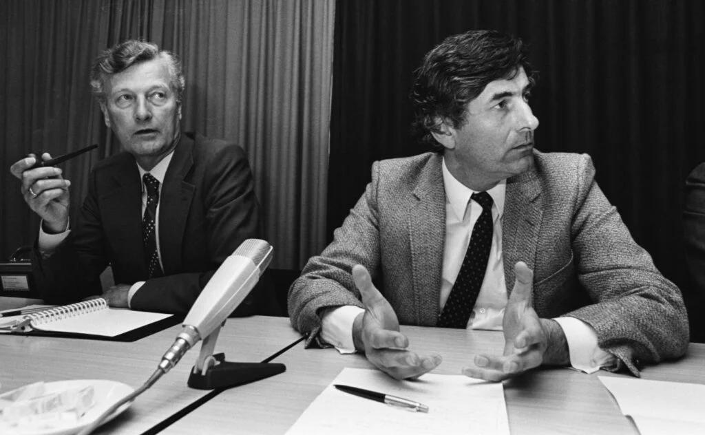 Informateurs Lubbers (rechts) en De Koning geven op 1 juni 1981 een persconferentie in Nieuwspoort. 