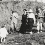 Omstreeks 1920. Familie Van de Poll met als tweede van links Charles Frederik (met jachtgeweer) en als vierde van links zijn vrouw Eugenie. Achteraan (met jachtgeweer) jachtopziener Jan van Honschooten (Historische Vereniging Callantsoog)