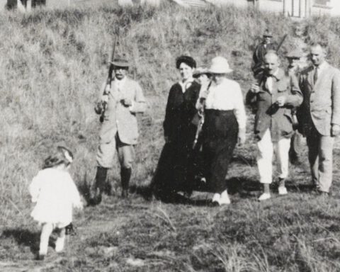 Omstreeks 1920. Familie Van de Poll met als tweede van links Charles Frederik (met jachtgeweer) en als vierde van links zijn vrouw Eugenie. Achteraan (met jachtgeweer) jachtopziener Jan van Honschooten (Historische Vereniging Callantsoog)
