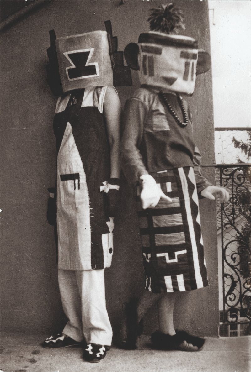 Sophie Taeuber-Arp en haar zus Erika Schlegel in kostuum - Zürich, 1925 - Fotografie, 12,5 × 8,5 cm - © Aargauer Kunsthaus, Aarau