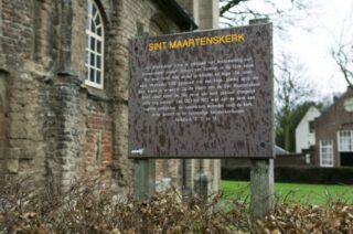 ANWB-bord naast een kerk in Zaltbommel