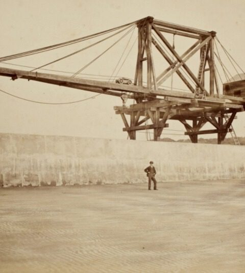 Aanleg Noordzeekanaal, de bouw van de havenhoofden bij IJmuiden. Het Zuiderhoofd met borstwering en de kraan Titan tot stelling van blokken, 1871. Foto: Pieter Oosterhuis (Koninklijke Verzamelingen)