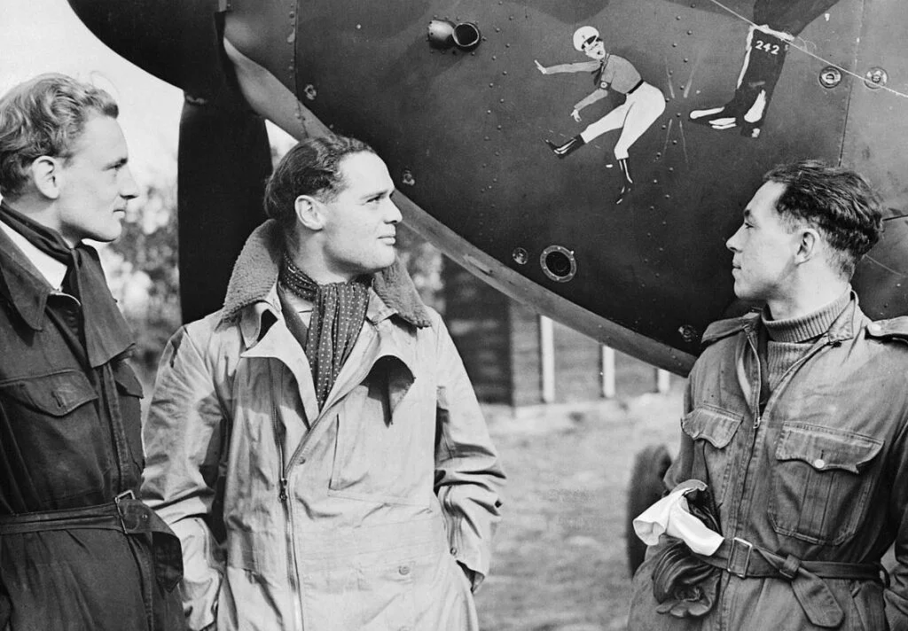 Douglas Bader (midden) met twee leden van zijn squadron, 1940