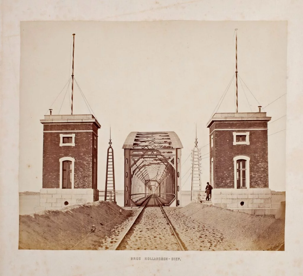 Spoorbrug over het Hollandsch Diep (Moerdijkbrug), ca. november 1871. Foto: Pieter Oosterhuis (Nationaal Archief)