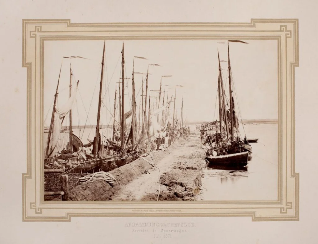 De afdamming en afsluiting van het Sloe bij Arnemuiden ten behoeve van de aanleg van een spoor- wegverbinding naar Vlissingen, ca. 1871. Foto: A.L. Preuniger (Koninklijke Verzamelingen)