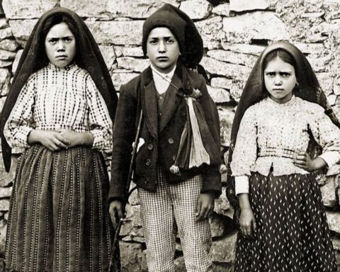 De drie herderskinderen in 1917: Lúcia Santos, Jacinta en Francisco Marto