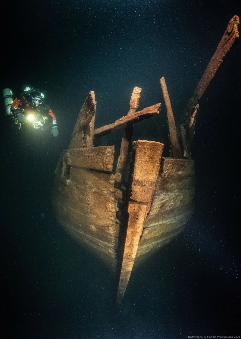 Een duiker bij het wrak van het zeventiende-eeuwse fluitschip