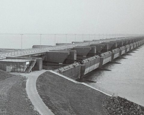 Haringvlietdam en -sluizen kort na voltooiing, najaar 1970