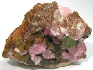 Een stuk Kolwezite (groen), een zeldzaam koper-kobaltmineraal genoemd naar Kolwezi, en roze kobaltaan calciet.