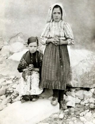 Lucia dos Santos (rechts) met Jacinta Marto, 1917