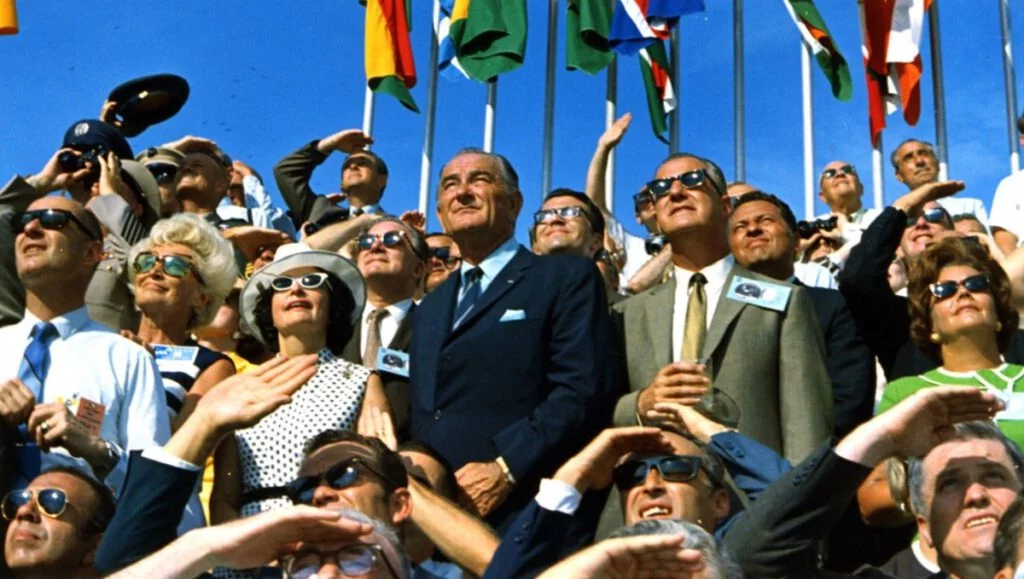 President Johnson en vice-president Spiro Agnew zijn getuige van de liftoff van de Apollo 11