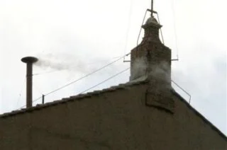 Witte rook boven de Sixtijnse kapel om aan te geven dat het College van Kardinalen een nieuwe paus heeft gekozen