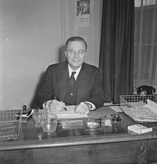 Mei 1942. Minister van koloniën Van Mook is in Londen aangekomen