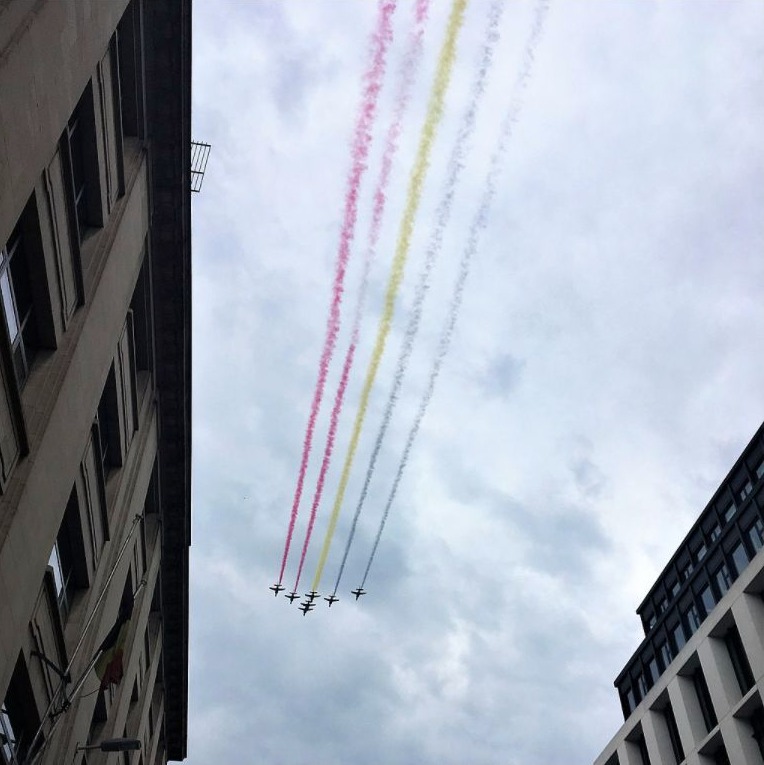 Gevechtsvliegtuigen maken een Belgische driekleur in de lucht op de nationale feestdag van 2018