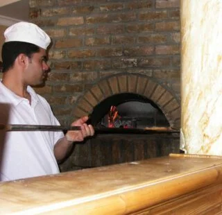 Een pizza in de oven van een Italiaans restaurant