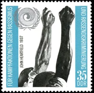 Montage met de twee gestrekte vuisten verwerkt op een DDR-postzegel uit 1971