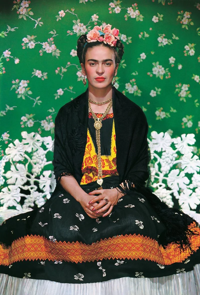 Nickolas Muray, Portret Frida op de bank, New York City, © 2021 Banco de Mexico Diego Rivera Frida Kahlo Museums Trust, Mexico DF c/o Pictoright Amsterdam 2021. Nickolas Muray Photo Archives