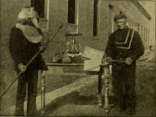 Pestmasker en hulpmiddelen voor het desinfecteren van brieven, ontdekt op het eiland Poveglia door Theodor Weyl in 1889.