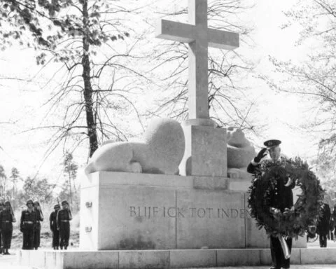 Kranslegging bij het Nationaal Legermonument op de Grebbeberg bij Rhenen, 04 mei 1951