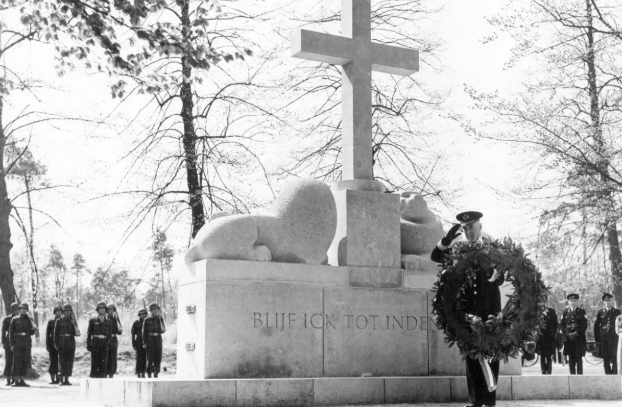 Kranslegging bij het Nationaal Legermonument op de Grebbeberg bij Rhenen, 04 mei 1951