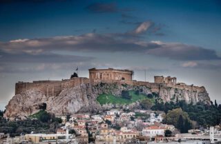 Athene met in het midden de Akropolis
