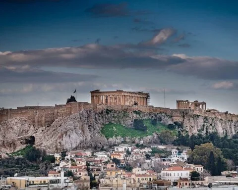 Athene met in het midden de Akropolis