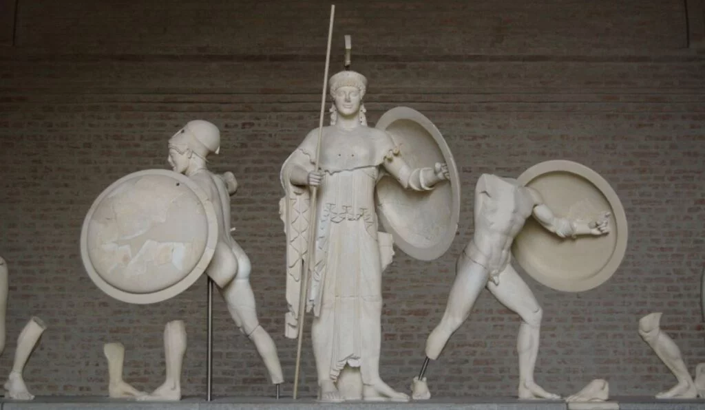Athene afgebeeld in volle wapenrusting, met rechts van haar Ajax en links een Trojaan. 