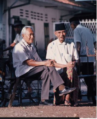 Darsono (links) woonde in Jakarta maar een paar huizen van Soeharto. Hier, in 1970, is hij in gezelschap van Semaun. Ruim een halve eeuw eerder behoorden ze tot de grondleggers van de Communistische Partij Indonesië (PKI), die in de tweede helft van de jaren zestig onder leiding van Soeharto werd vermorzeld. (Foto David Jenkins)