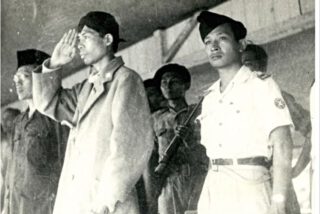 Yogyakarta, 1949. Tijdens een militaire parade staat Soeharto (rechts) naast de opperbevelhebber van het Indonesische leger, generaal Sudirman, die toen al ernstig leed aan tuberculose. Daaraan overleed hij op 29 januari 1950. (Foto Ipphos)