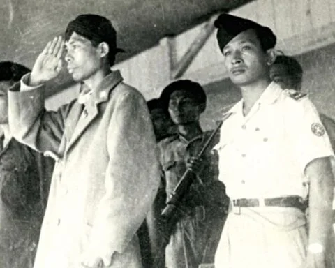 Yogyakarta, 1949. Tijdens een militaire parade staat Soeharto (rechts) naast de opperbevelhebber van het Indonesische leger, generaal Sudirman, die toen al ernstig leed aan tuberculose. Daaraan overleed hij op 29 januari 1950. (Foto Ipphos)