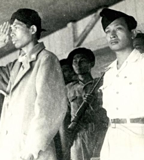 Yogyakarta, 1949. Tijdens een militaire parade staat Soeharto (rechts) naast de opperbevelhebber van het Indonesische leger, generaal Sudirman, die toen al ernstig leed aan tuberculose. Daaraan overleed hij op 29 januari 1950. (Foto Ipphos)