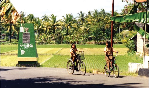 Meisjes fietsen aan de rand van het Midden-Javaanse dorp Kemusu, waar Soeharto werd geboren. (Foto David Jenkins)