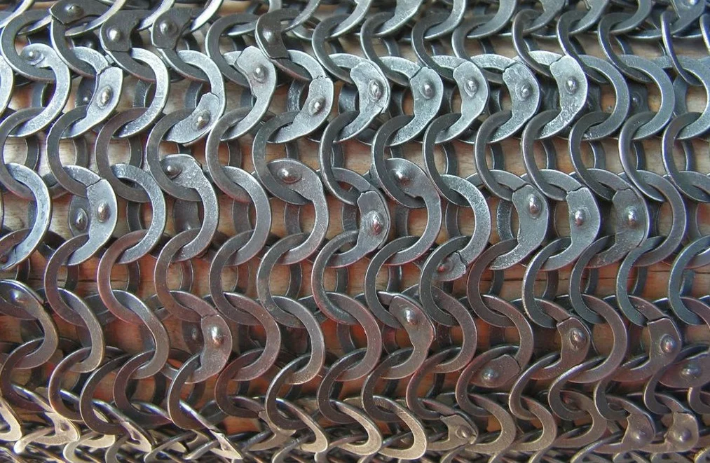 Detail van een maliënkolder met zowel geklonken als gestanste ringen