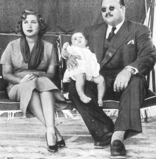 Faroek I in 1953 met zijn vrouw Narriman en zoon Foead II in Capri, Italië 
