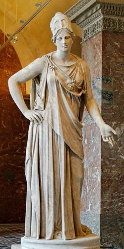 Marmeren beeld van Athene, te zien in het Louvre in Parijs. Dit is een Romeinse kopie van een Grieks origineel uit de vier eeuw voor Christus.