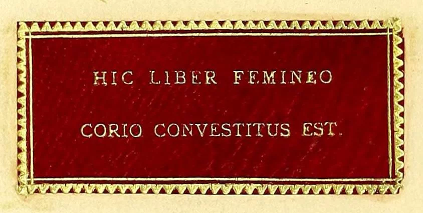 Latijns opschrift in het boek 'Vesalius' De Humani Corporis Fabrica', in 1863 gebonden door Josse Schavye: Hic liber femineo corio convestitus est ("Dit boek is gebonden met de huid van een vrouw") - Smithsonian Libraries