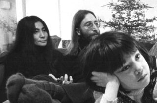 John Lennon en Yoko Ono tijdens hun bezoek aan Denemarken, 1970