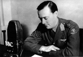 Prins Bernhard tijdens een radio-toespraak in Londen, 1942