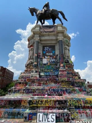 Het standbeeld van Robert E. Lee in Richmond werd tijdens Black Lives Matter-protesten beklad 