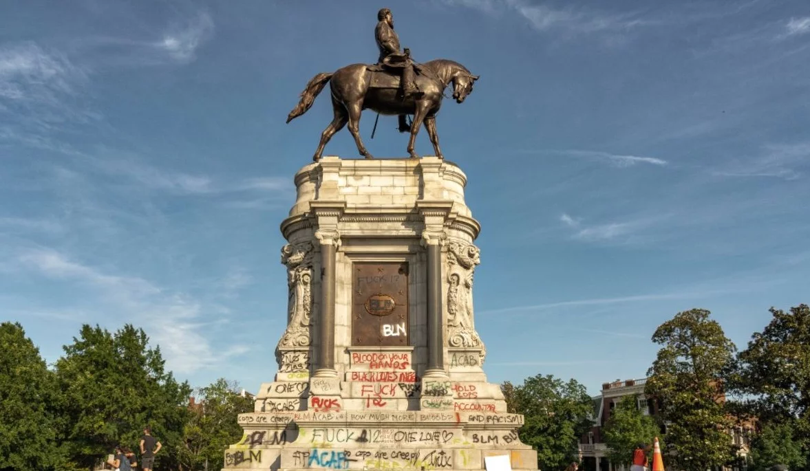 Standbeeld van Robert E. Lee in Richmond, met leuzen op de sokkel