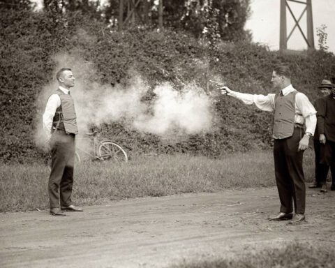Demonstratie van een kogelvrij vest in Washington D.C., 1923