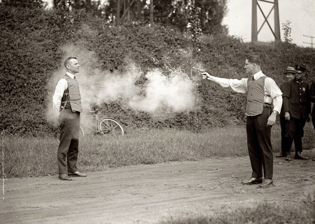 Demonstratie van een kogelvrij vest in Washington D.C., 1923