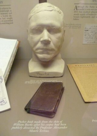 Een boek gebonden in de huid van moordenaar William Burke, te zien in het Surgeons' Hall Museum in Edinburgh