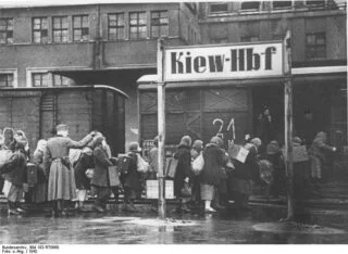 Transport van Ostarbeiter vanuit het bezette Kiev (Foto Bundesarchiv)