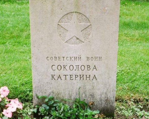Grafsteen van Kateryna op het Sovjet Ereveld