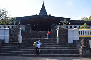 Ingang van Astana Giribangung, het familiemausoleum dat Soeharto en zijn vrouw lieten bouwen ten zuidoosten van Solo. Zelf zijn ze er ook begraven, Soeharto in 2008, zijn vrouw in 1996. (Foto Dian Suwarsaputri)