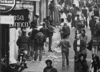 De kop van de Zeedijk en Chinatown waren eind jaren zeventig, begin jaren tachtig het domein van Surinaamse heroïnehandelaren en verslaafden. (foto Hans Peters). Uit: Brigges